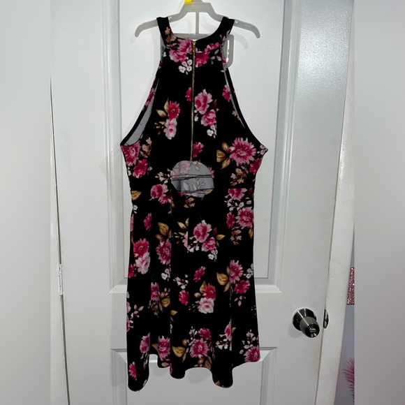 Sleeveless skater dress with cute “keyhole” back - Picture 3 of 3